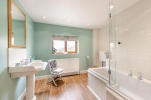 Kylpyhuone majoituspaikassa 3 Bed in Meshaw oc-d29056 15 kuvaa lisää