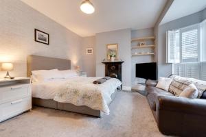 a bedroom with a bed and a couch at 3 Bed in Mumbles oc-hh1223 in The Mumbles