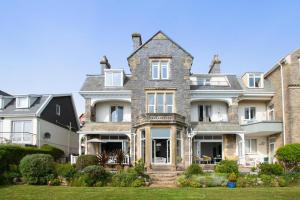 an image of a large house at 2 Bed in Langland oc-hh142 in Newton