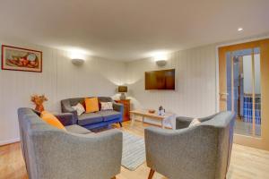a living room with two chairs and a couch at 3 Bed in Machynlleth oc-bow91 in Penegoes