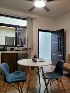a room with a table and two chairs and a kitchen at Estación 1501 - Casco histórico I in Juticalpa