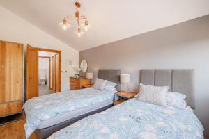 two beds sitting next to each other in a bedroom at 2 Bed in Lixwm oc-bow179 in Halkyn