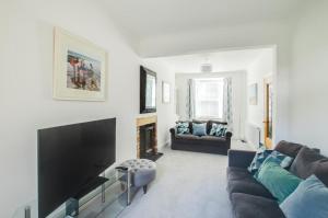 a living room with a couch and a flat screen tv at 3 Bed in Beer oc-jbvalh in Beer