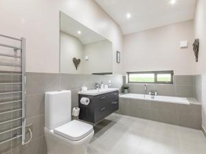 a bathroom with a toilet and a sink and a tub at 2 Bed in Diss oc-51468 in Wortham +12 photos