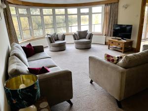 a living room with two couches and a tv at 4 Bed in Peterborough oc-93450 in Yaxley
