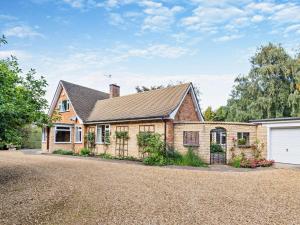 a large brick house with a driveway at 4 Bed in Peterborough oc-93450 in Yaxley