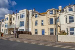 a row of buildings on a city street at 2 Bed in Seaton oc-mbbri in Seaton