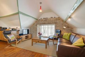 a living room with a couch and a table at 3 Bed in Beer oc-jbgall in Beer