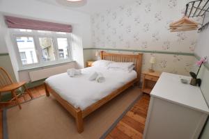 a bedroom with a bed with two towels on it at 3 Bed in Beer oc-jbgall in Beer