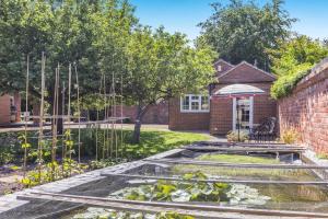 a garden in front of a brick building at 1 Bed in Halam oc-o32227 in Edingley