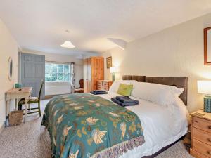 a bedroom with a large bed and a desk at 2 Bed in Alford oc-94226 in Great Carlton