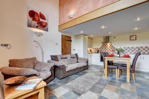 a living room with a couch and a table at 2 Bed in Tiverton oc-cide in Bampton