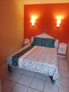 a bedroom with a bed in a red wall at RESIDENCE du NEPTUNE in Saint-Cyprien-Plage