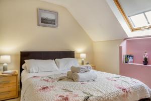 a bedroom with a bed with two towels on it at 1 Bed in Berwick-upon-Tweed oc-a32026 in Kyloe