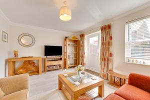 a living room with a couch and a tv at 2 Bed in Seaton oc-mbtuc in Seaton