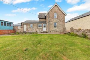 a stone house with a large yard at 2 Bed in Berwick-upon-Tweed oc-l32027 in Kyloe
