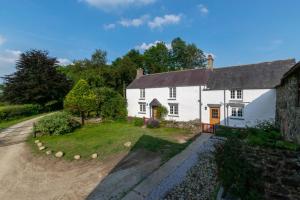 an image of a white house with a driveway at 4 Bed in Ruthin oc-bow136 in Gwyddelwern