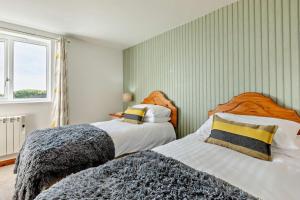 two beds sitting next to each other in a room at 1 Bed in Blue Anchor oc-b28904 in Blue Anchor