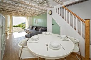 a white table and chairs in a living room at 2 Bed in Pwllheli oc-glanab in Abersoch