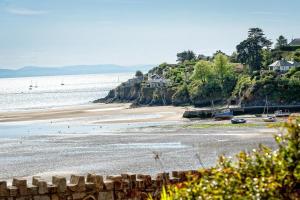a view of a beach with houses and the ocean at 2 Bed in Pwllheli oc-glanab in Abersoch