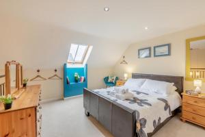 a bedroom with a bed and a dresser and a mirror at 1 Bed in Berwick-upon-Tweed oc-b32029 in Kyloe