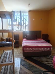 a bedroom with two bunk beds and a window at La Casa Del Hombre in Puerto Chicama