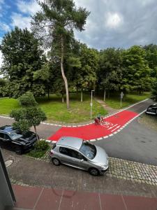 two cars parked on the side of a road at Boarding House Alte Schusterei am Ahnepark in Vellmar