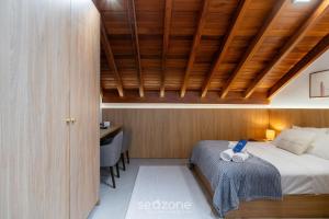 a small bedroom with a bed and a desk at Modern studio in Downtown Floripa CMA0101 in Florianópolis +6 photos