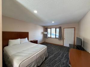 a hotel room with a bed and a television at Skyline Inn in Mount Pocono +1 photo