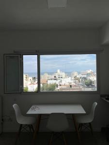 a window in a room with a table and two chairs at Monoambiente Centro in Comodoro Rivadavia