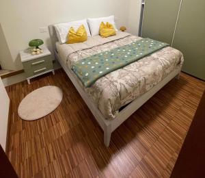 a bedroom with a bed with yellow pillows on it at Il Piccolo Scrigno 2 in Lonigo
