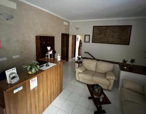 a living room with a couch and a counter at Albergo Il Pescatore in Trevi +1 photo