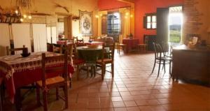 a dining room with tables and chairs in a restaurant at Hotel Rural La Llosa de Fombona in Luanco