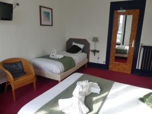 a bedroom with a bed and a mirror at Le Renaissance in Montdidier