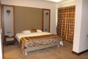 Кровать или кровати в номере YZE Pırlanta Hotel
