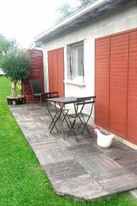 a patio with a picnic table in front of a house at Studio confortable au calme - Terrasse privative in Labergement-Foigney