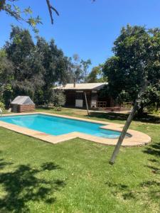 a swimming pool in the yard of a house at Hermosa Cabaña en Limache in Lo Narváez