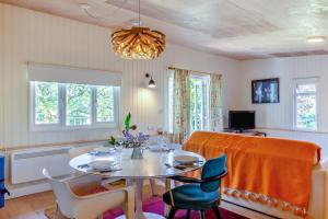 a dining room with a table and chairs at 1 Bed in South Hams oc-g31078 in Kingston