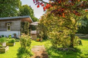 a garden in front of a house at 1 Bed in South Hams oc-g31078 in Kingston