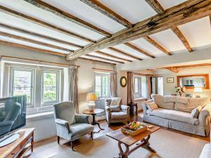 a living room with a couch and chairs at 4 Bed in Hope Valley oc-pk939 in Curbar