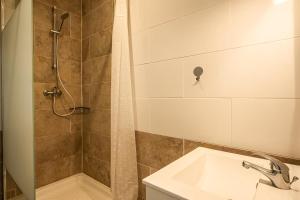 a bathroom with a shower and a sink at Studio narbonne in Narbonne