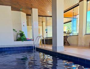 ein Pool in einem Haus mit einem Wasserspielplatz in der Unterkunft Hotel Willisau in Teresópolis