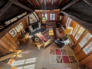 an overhead view of a living room in a cabin at Chalet Le Zirizui - Authentique refuge alpin avec vue imprenable in Liddes