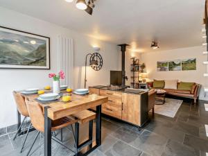 a kitchen and living room with a table and chairs at 2 Bed in Ambleside oc-sz500 in Grasmere