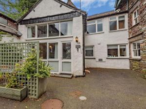 a white house with a gate and a yard at 2 Bed in Ambleside oc-sz500 in Grasmere