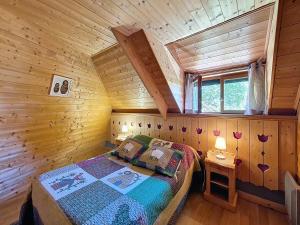 a bedroom with a bed in a wooden cabin at Chalet L'Adret in Besse-et-Saint-Anastaise