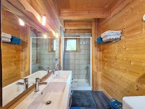 a bathroom with two sinks and a bath tub at Chalet L'Adret in Besse-et-Saint-Anastaise
