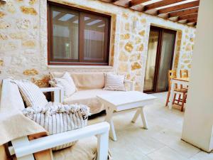 ein Wohnzimmer mit Sofa und Tisch in der Unterkunft Oliami in Acharavi