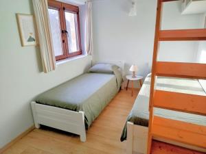 ein Schlafzimmer mit zwei Etagenbetten und einem Fenster in der Unterkunft Oliami in Acharavi