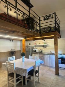 a dining room with a table and chairs and a kitchen at Aquí es 3!! in Banfield